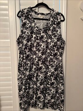 Briggs New York Black and White Floral V-Neck Short Dress